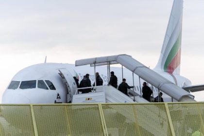 Immer mehr abgelehnte Asylbewerber wehren sich: Hunderte Abschiebungen per Flugzeug abgebrochen