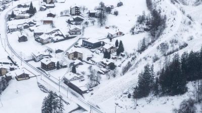 Tausende eingeschneite Touristen sitzen in den Alpen fest