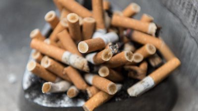 „Die Aufheber“ fordern Zigarettenpfand gegen Umweltverschmutzung