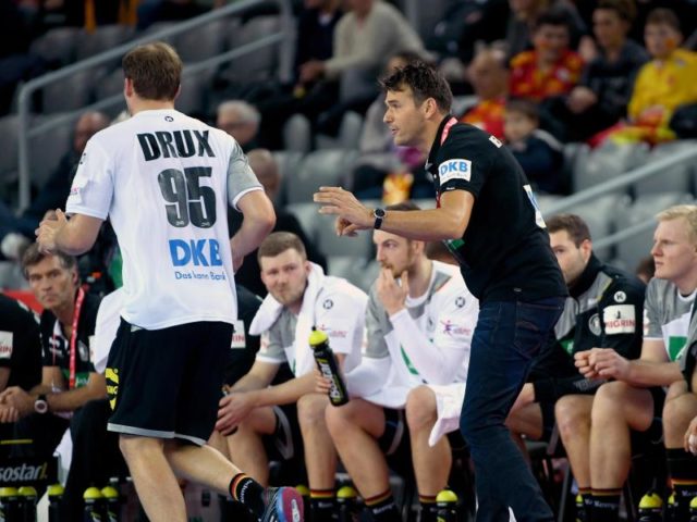 Bundestrainer Christian Prokop (r) feuert Paul Drux an der Seitenlinie an. Foto: Monika Skolimowska/dpa