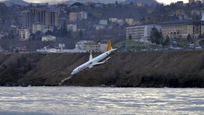 Türkei: Flugzeug bei Landung fast ins Meer gestürzt