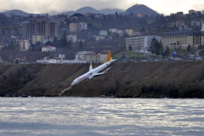 Türkei: Flugzeug bei Landung fast ins Meer gestürzt