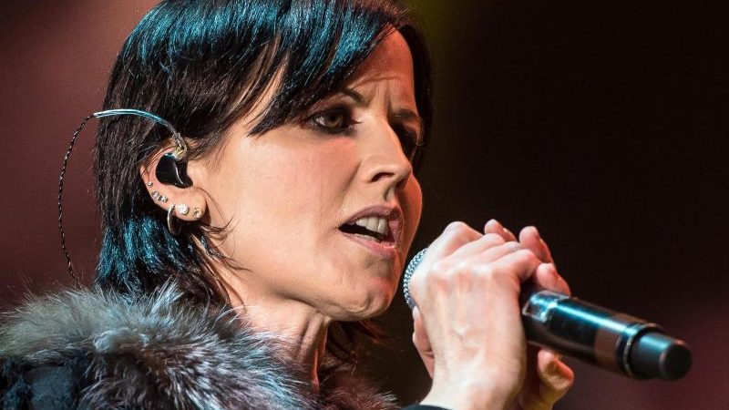 Bandkollegen und Fans zutiefst bestürzt über Tod von Cranberries-Sängerin O’Riordan