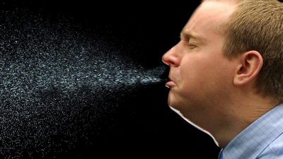 Raus damit: Nase und Mund beim Niesen nicht verschließen