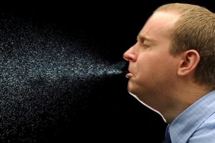 Raus damit: Nase und Mund beim Niesen nicht verschließen