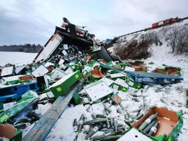 Ein mit Gurken beladener Lkw war auf der A9 bei Schleiz bei schneeglatter Fahrbahn von der Fahrbahn abgekommen und 30 Meter einen Hang herabgestürtzt. Der Fahrer blieb unverletzt. Foto: Bodo Schackow/dpa