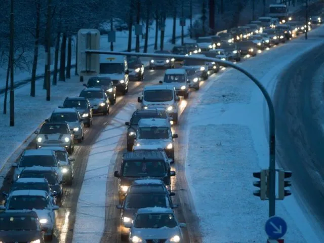 In Magdeburg staut sich der Berufsverkehr vor einer Ampel. Foto: Klaus-Dietmar Gabbert/dpa