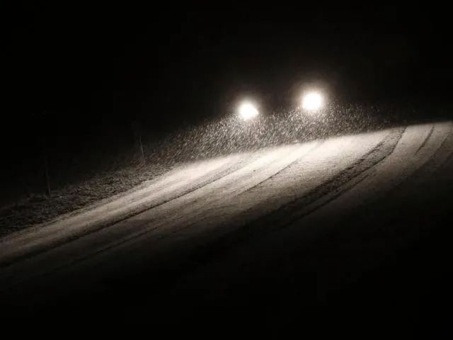 Ein Auto fährt bei Kaufbeuren durch Schneetreiben. Foto: Karl-Josef Hildenbrand/dpa