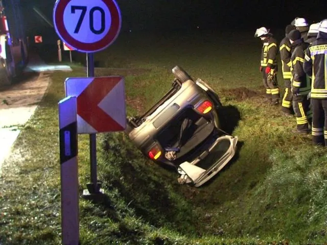 Im niedersächsischen Alfhausen ist ein PKW auf glatter Fahrbahn aus einer Kurve gerutscht und in einen Graben gestürzt. Foto: Nord-West-Media TV/dpa