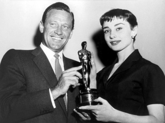 William Holden, Audrey Hepburn und der Oscar, den die Schauspielerin für «Ein Herz und eine Krone» bekam. Foto: INP International News Photos/dpa