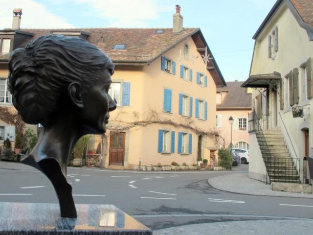 Eine Büste erinnert in Tolochenaz (Schweiz) an Audrey Hepburn. Foto: Christiane Oelrich/dpa