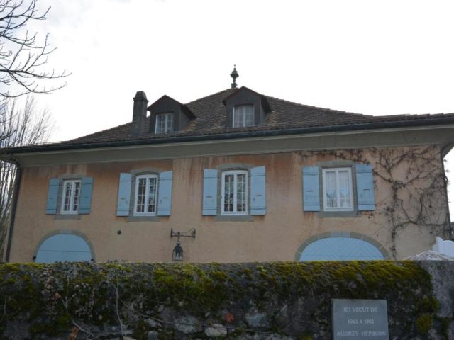 Das Wohnhaus von Audrey Hepburn in Tolochenaz. Foto: Christiane Oelrich/dpa