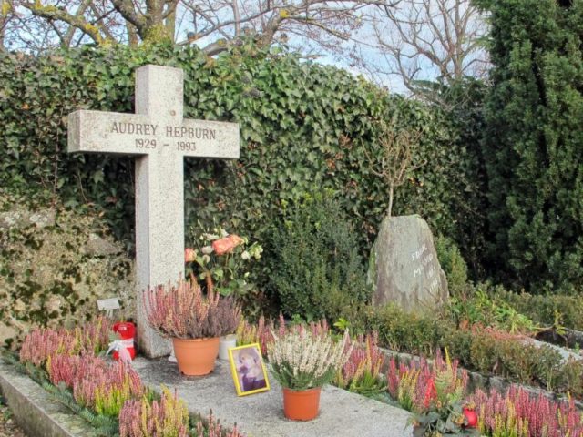 Das schlichte Grab von Audrey Hepburn auf dem Friedhof in Tolochenaz. Foto: Christiane Oelrich/dpa