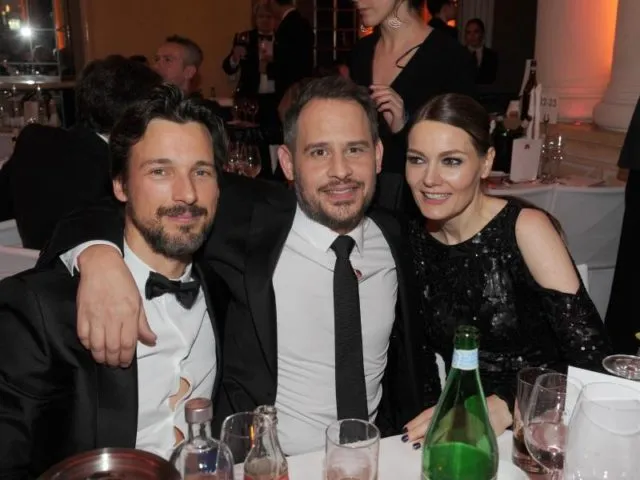 Die Schauspieler Florian David Fitz (l-r), Moritz Bleibtreu mit Komikerin Martina Hill beim Deutschen Filmball in München. Foto: Ursula Düren/dpa