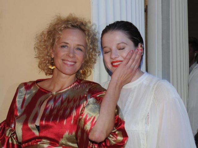 Die Schauspielerinnen Katja Riemann (l) und Jella Haase beim Deutschen Filmball im Bayerischen Hof in München. Foto: Ursula Düren/dpa