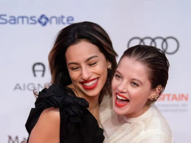Die Schauspielerinnen Gizem Emre (l) und Jella Haase beim Deutschen Filmball in München. Foto: Matthias Balk/dpa