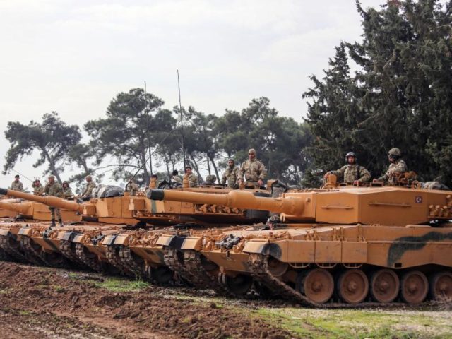 Türkische Panzer sind im Grenzgebiet zu Syrien aufgefahren und warten auf ihren Einsatz. Foto: Xinhua/dpa