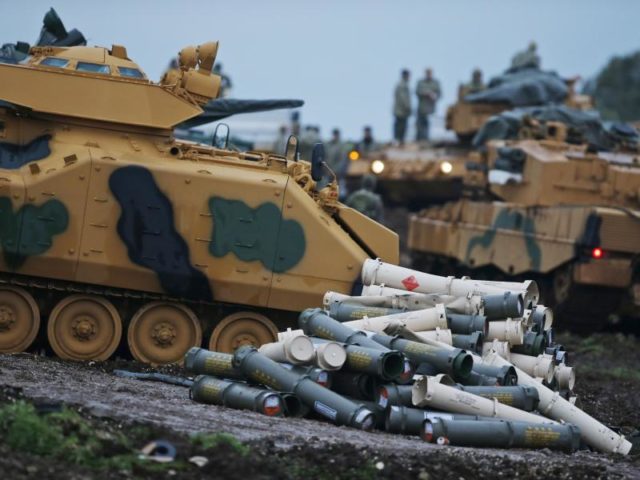 Abladen: Türkische Panzer werden nahe der syrischen Grenze einsatzbereit gemacht. Foto: Lefteris Pitarakis/dpa