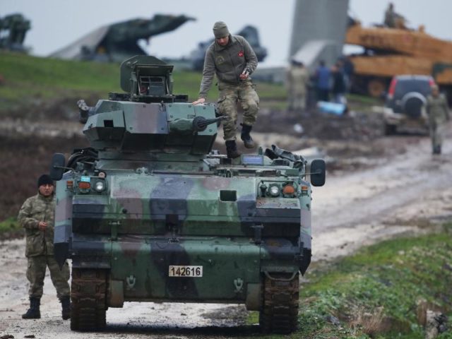 Türkische Soldaten bewachen ein Gebiet nahe der syrischen Grenze, in dem Panzer für eine Offensive ausgerüstet werden. Foto: Lefteris Pitarakis/dpa