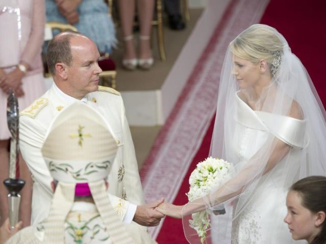 Fürst Albert und Fürstin Charlène bei ihrer Trauung 2011 in Monaco. Foto: Gaetan Luci/dpa