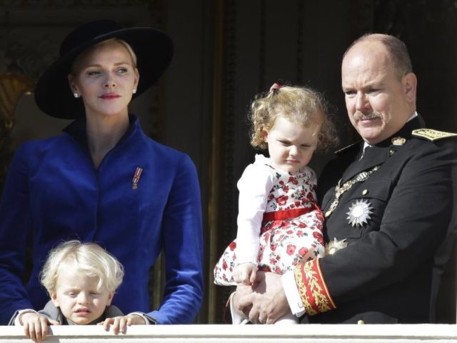 Fürst Albert II. von Monaco, seine Frau Fürstin Charlène und die Zwillinge Jacques und Gabriella 2017 in Monaco. Foto: Claude Paris/dpa