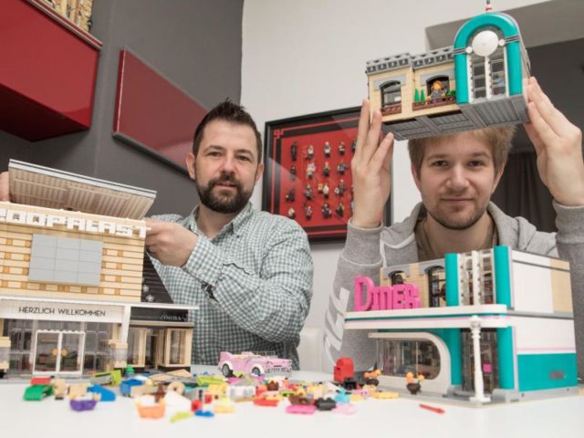 Die Lego-Sammler Stephan Birner (l) und Felix Fleischer in Berlin. Foto: Jörg Carstensen/dpa
