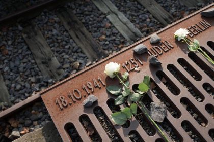 Berlin: Bücherbox an Mahnmal „Gleis 17“ in Brand gesteckt