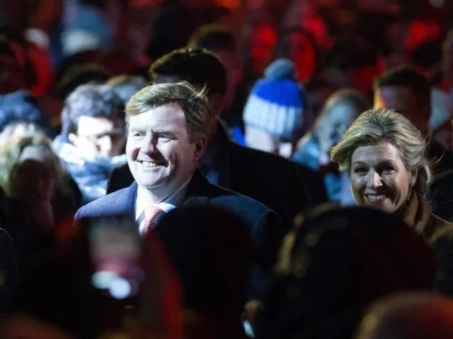 Willem-Alexander und Máxima nehmen ein Bad in der Menge. Foto: Friso Gentsch/dpa