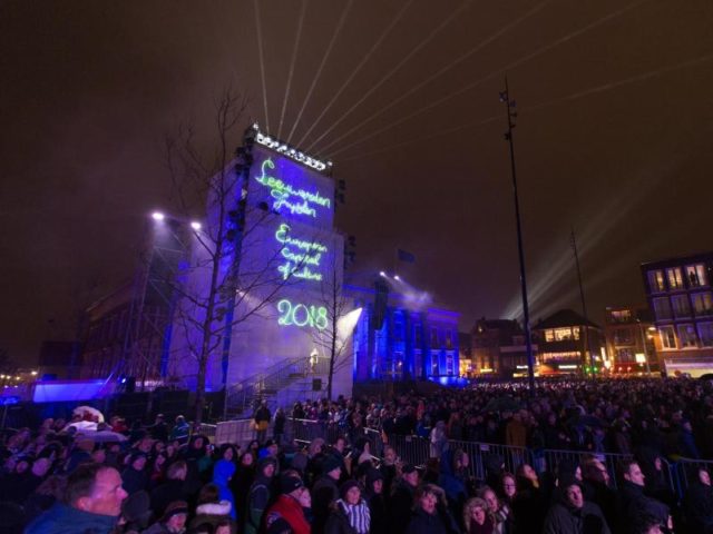Zehntausende Menschen verfolgen die spektakuläre Eröffnungsshow. Foto: Friso Gentsch/dpa