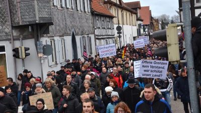 Trauermarsch für Mia: 1.000 Menschen demonstrieren in Kandel – Bürgermeister steht bei Gegendemo