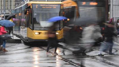Dresden: Zeugenaufruf nach Streit von Männern mit Jungs in der Straßenbahn – 11-Jähriger am Kopf verletzt