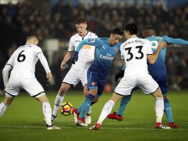 Auch Arsenals Mesut Özil (M) konnte die Niederlage bei Swansea City nicht verhindern. Foto: Nick Potts/dpa