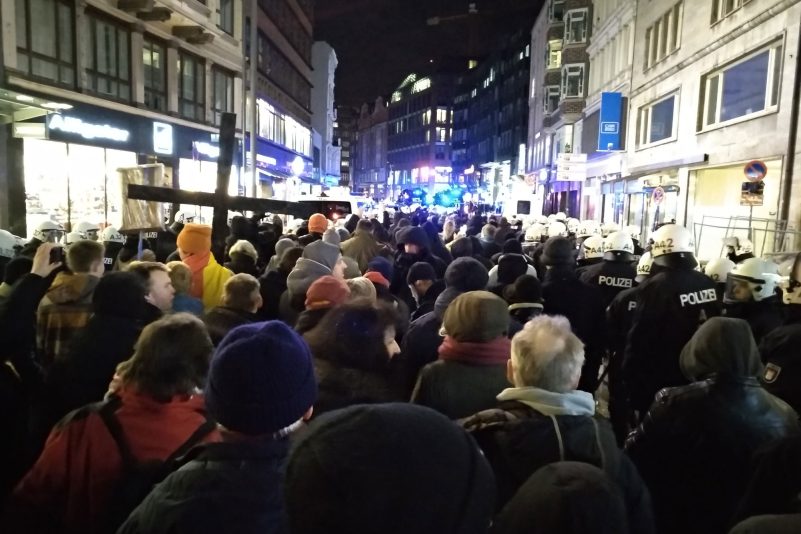 Hamburger Anti-Merkel-Demo von Antifa-Krawallen begleitet + Live-Video