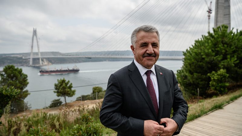 Taktloser Roboter unterbricht Rede von türkischem Minister