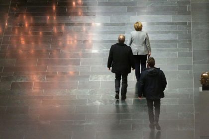 Merkel räumt nach Wahl von Brinkhaus Niederlage ein – Ein Signal des Zorns