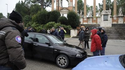 Schüsse aus fahrendem Auto in Italien – mehrere Verletzte
