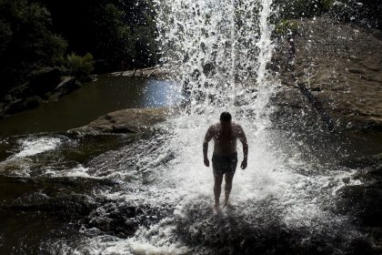 Morgens eine kalte Dusche zu nehmen, liefert Energieschub ähnlich wie Kaffee – führt zu weniger Ausfalltagen