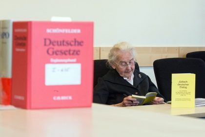 89-jährige Holocaustleugnerin Haverbeck verhaftet und an Gefängnis übergeben