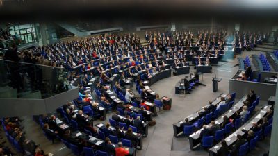 SPD-Parlamentsgeschäftsführer: Gleichsetzung von AfD und Linkspartei durch Union ist eine „Sauerei“