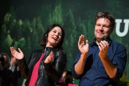 NEWSTICKER Grüne: Mit über 90 Prozent wiedergewählt - Habeck setzt auf grünen Realismus