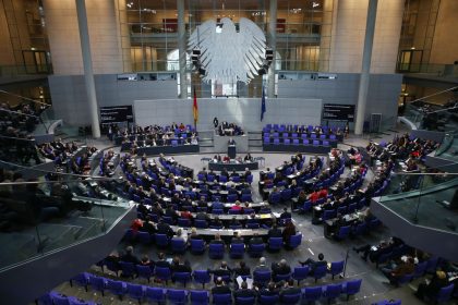 Alle gegen einen: Bundestagsabgeordnete werfen AfD „Geschichtsrevisionismus“ vor