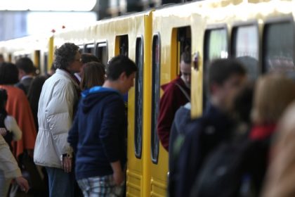U-Bahn Essen: Verbaler Streit entgleist – 15-Jähriger durch Messerstich lebensgefährlich verletzt – Junger Mann festgenommen