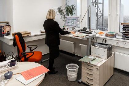 Stehend arbeiten kann beim Abspecken helfen