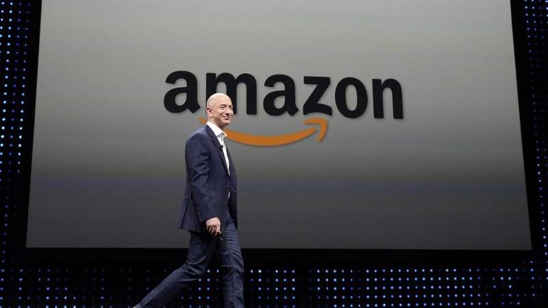 Amazon-Beschäftigte protestieren am Dienstag gegen Konzernchef Bezos
