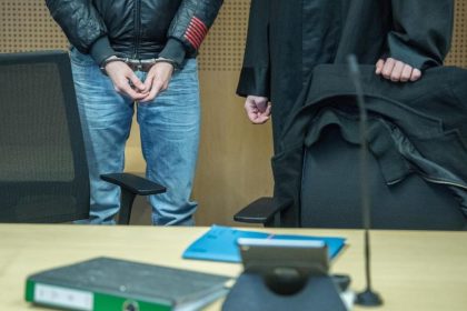 Oma getötet, zwei Polizisten überfahren: Lebenslange Haft