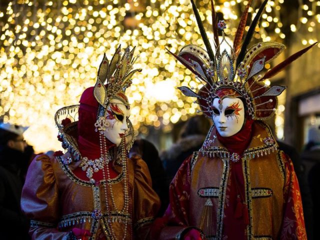 Kostümierte beim Karneval in Venedig. Foto: Jin Yu/dpa