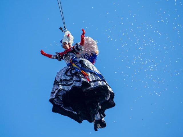 Elisa Costantini schwebt beim Karneval in Venedig auf den Markusplatz. Foto: Jin Yu/dpa