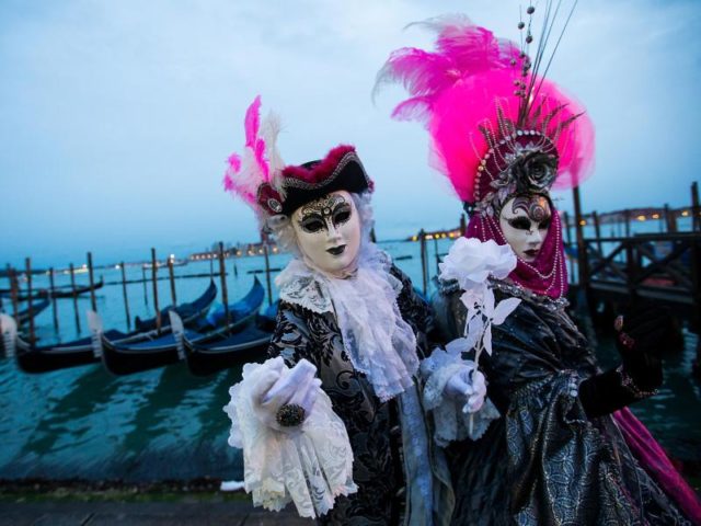 Kostümierte Menschen feiern Karneval in Venedig. Foto: Jin Yu/dpa