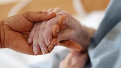 Eigenanteil in der Pflege um mehr als 30 Prozent gestiegen – Sozialverbände schlagen Alarm