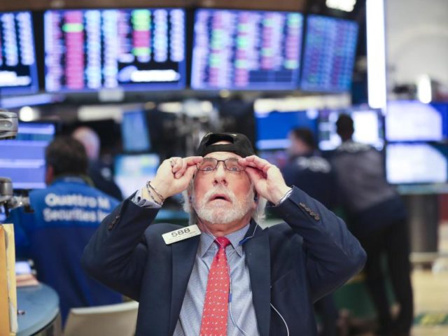 Händler an der New Yorker Börse. Der US-Leitindex Dow Jones ging mit einem Minus von 4,60 Prozent auf 24 345,75 Punkten aus dem Handel. Foto: XinHua/dpa